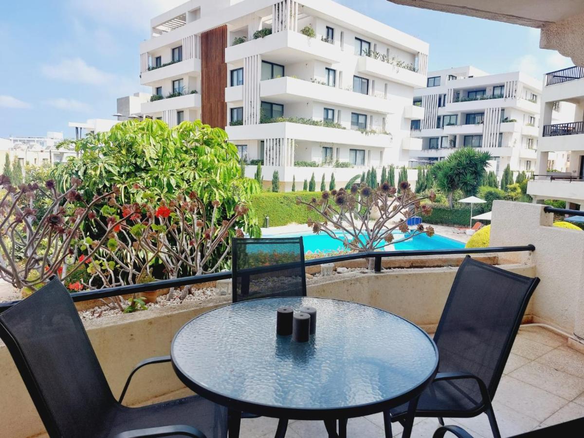 1st Floor 1st Class Pool View Apt. Апартаменти Пафос